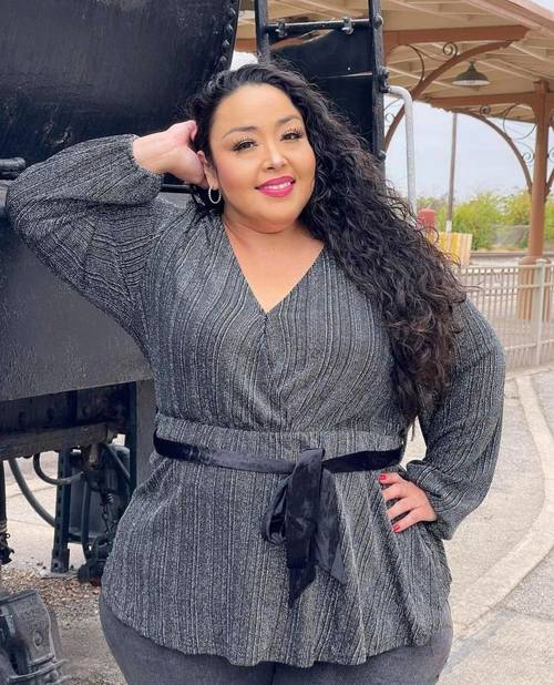 基于“欧美亚洲熟妇”这一核心词,结合SEO搜索习惯与用户意图,为您生成一个包含3个长尾关键词的标题:
**欧美亚洲熟妇时尚穿搭指南:熟龄女性气质搭配、优雅减龄与日常穿搭技巧**
(长尾关键词:熟龄女性气质搭配 / 优雅减龄 / 日常穿搭技巧)
