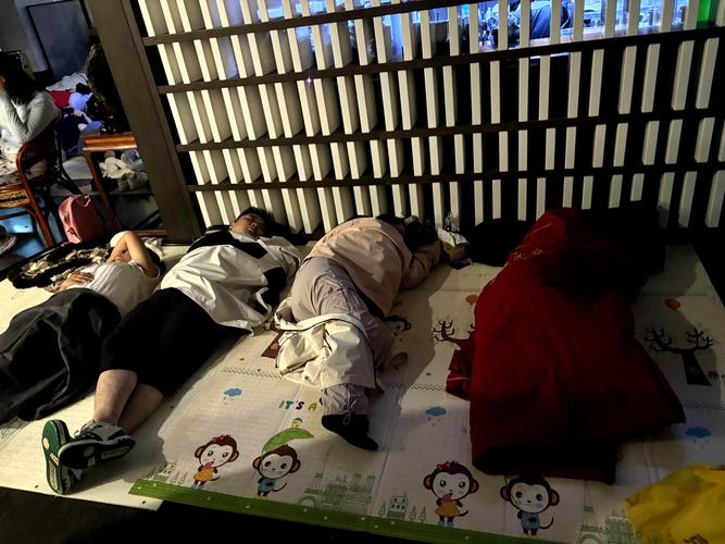 男女一边摸一边做爽的相关介绍