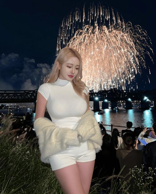 根据要求，生成一个SEO标题，包含“亚洲少妇人体”核心词及3个长尾关键词：

**亚洲少妇人体写真：自然光影下的东方柔美曲线与优雅气质**

（长尾关键词：亚洲少妇人体写真、东方柔美曲线、优雅气质）