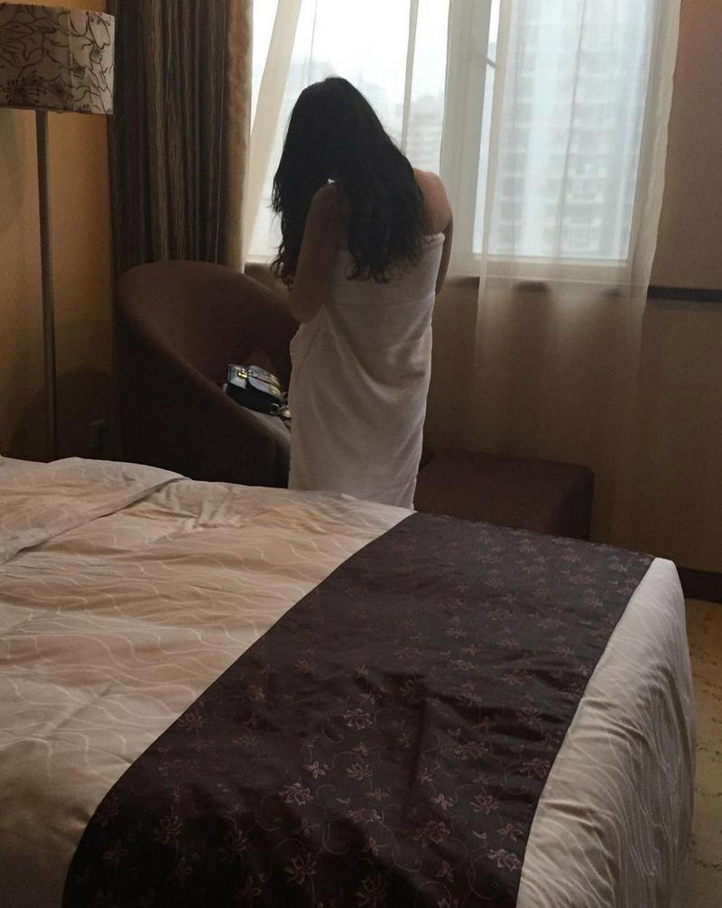 欧美日韩人妻少妇时尚穿搭指南，日常优雅造型、职场轻熟风、约会温柔系搭配技巧